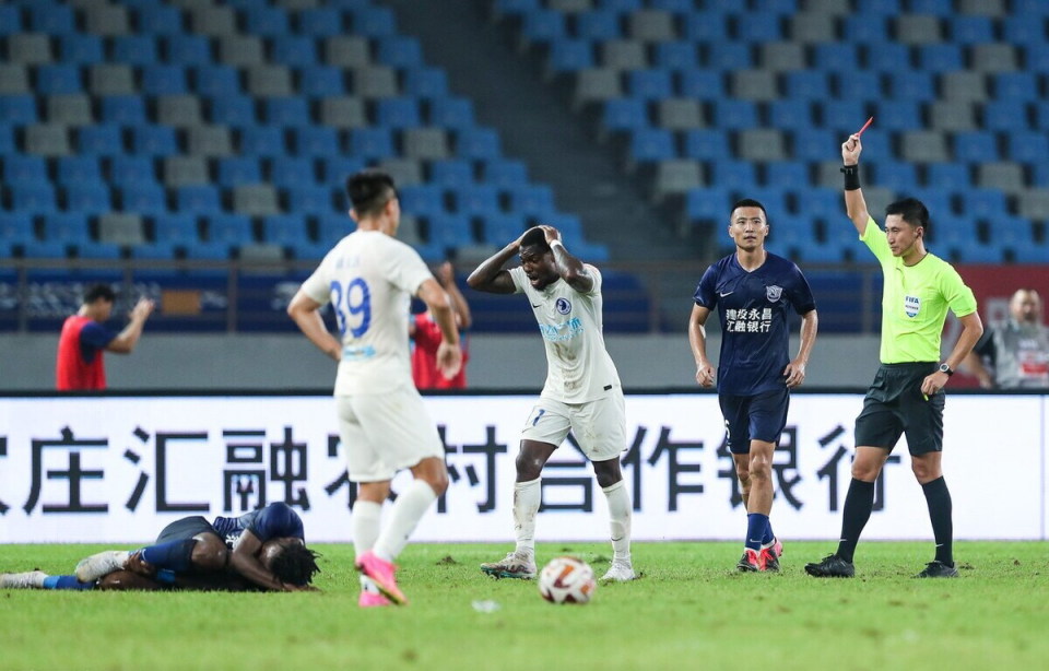 乒乓球热身赛焦点战：河套雄狮队读秒扳平海滨雷豹队，客场强势带走胜利。赛后更衣室沸腾的简单介绍